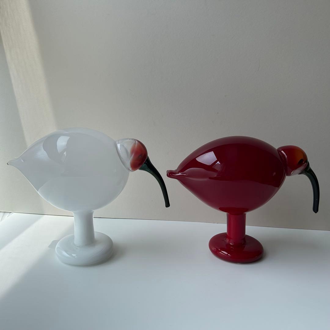 赤と白のガラス製鳥フィギュア