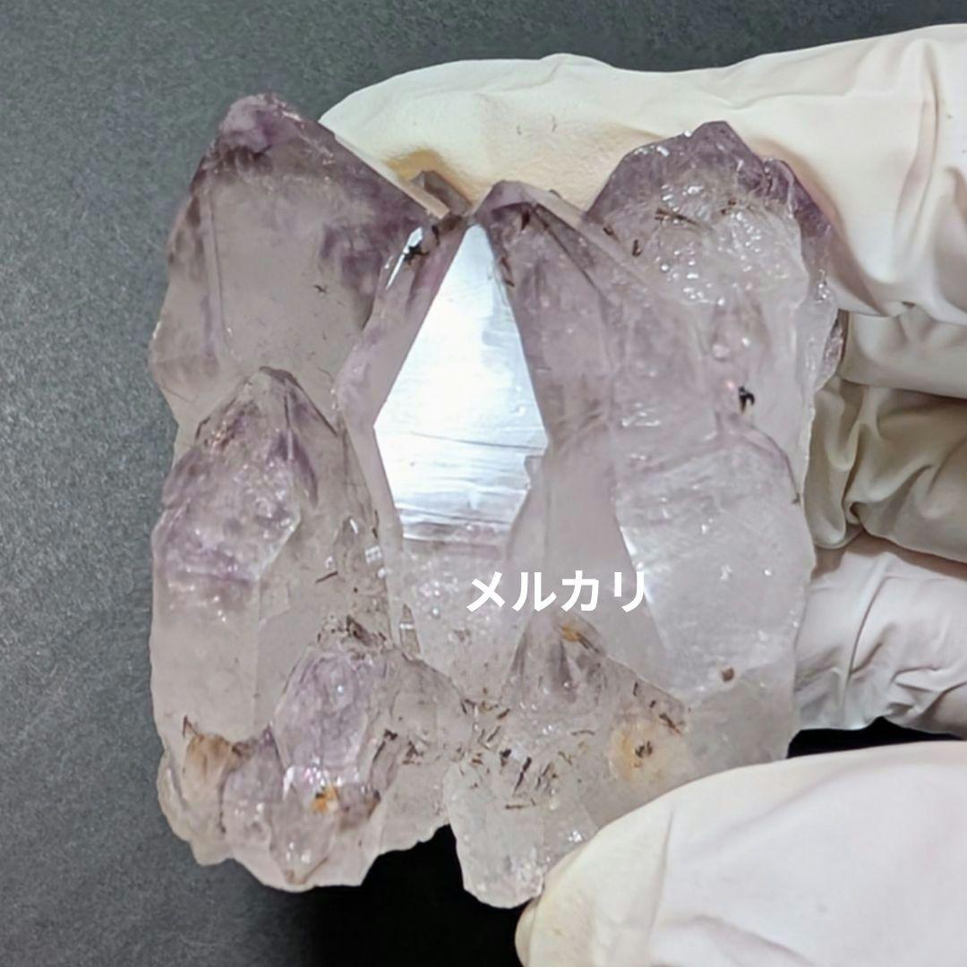 特徴的なアメジスト原石（扇形状内包物入り）