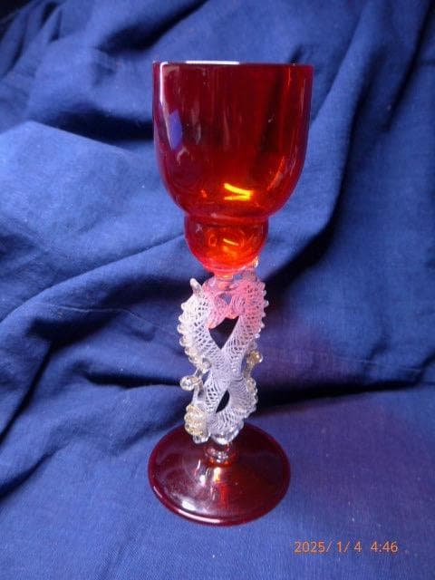 繊細で美しいヴェネチアングラスです。／赤色です