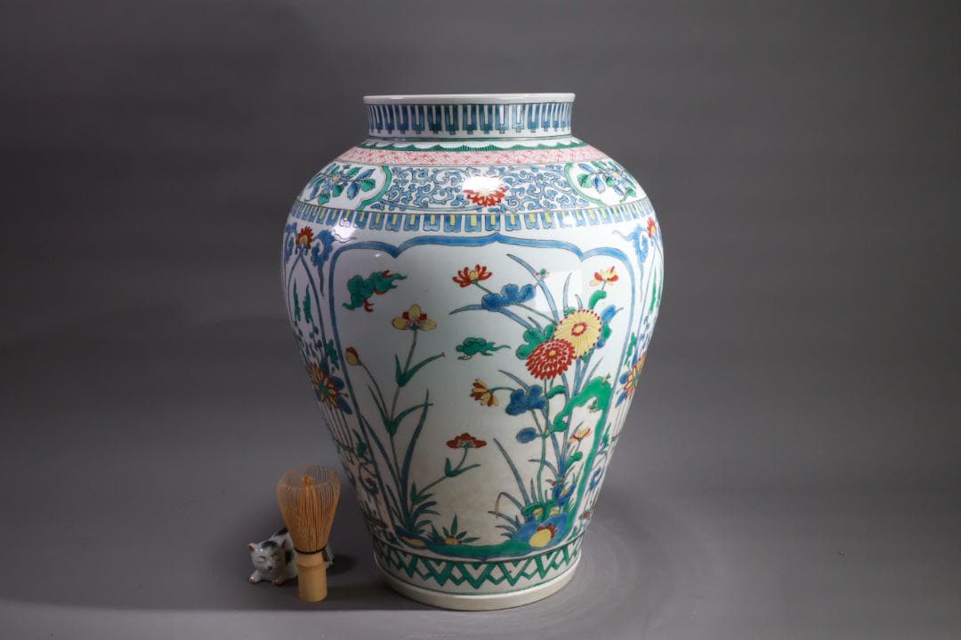 有田焼　柿右衛門様式　色絵七宝花唐草三方花卉図　大壷　BE931