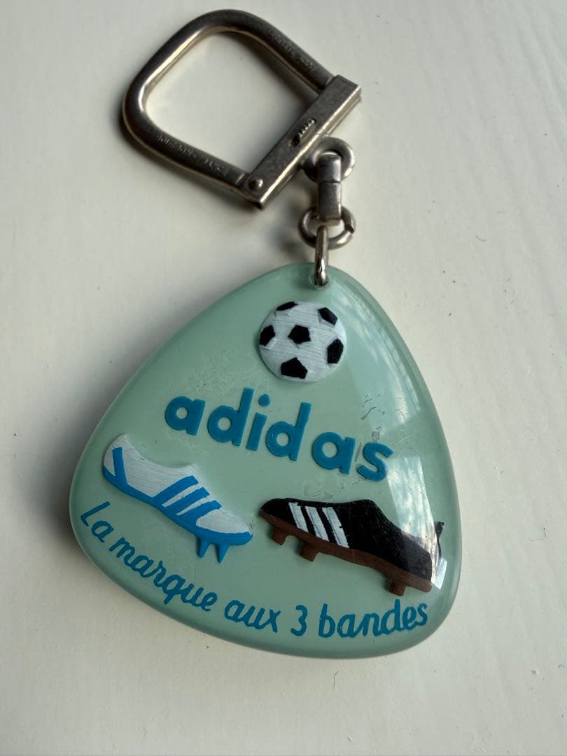 ブルボンキーホルダー　adidas アディダス
