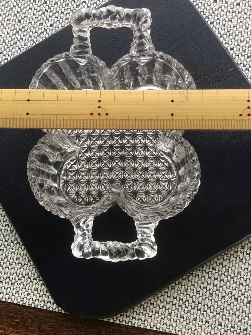 イギリスアンティーク、型押しガラスの変形鉢