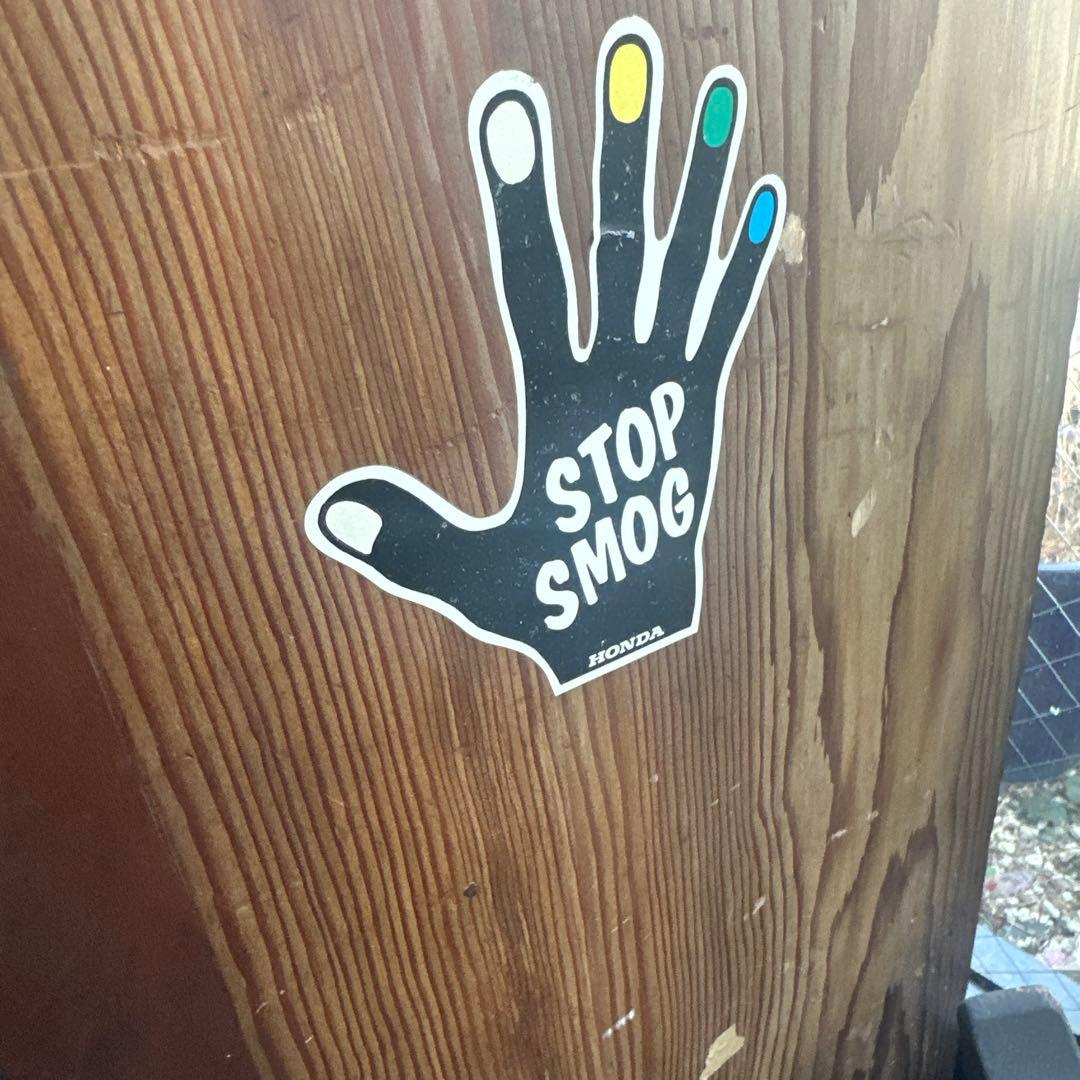 お値下げ❣️木製棚タンス、本棚　STOP SMOGステッカー