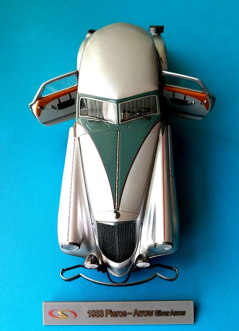ミニカー 1/18 1933 Pierce-Arrow Silver Arrow