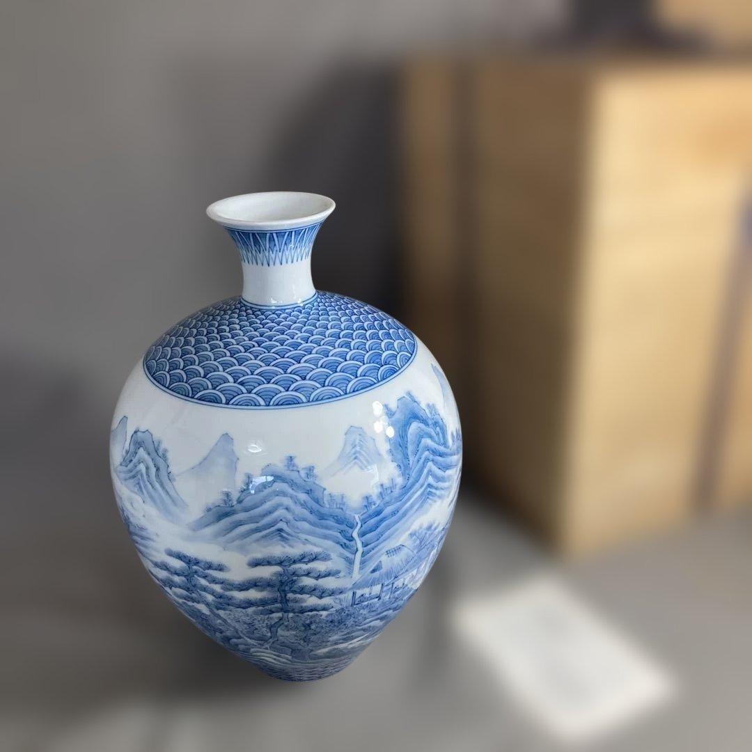 【中村清六】白磁の伝統　重要無形文化財　中村清六作　染付細密山水四海波文　花瓶