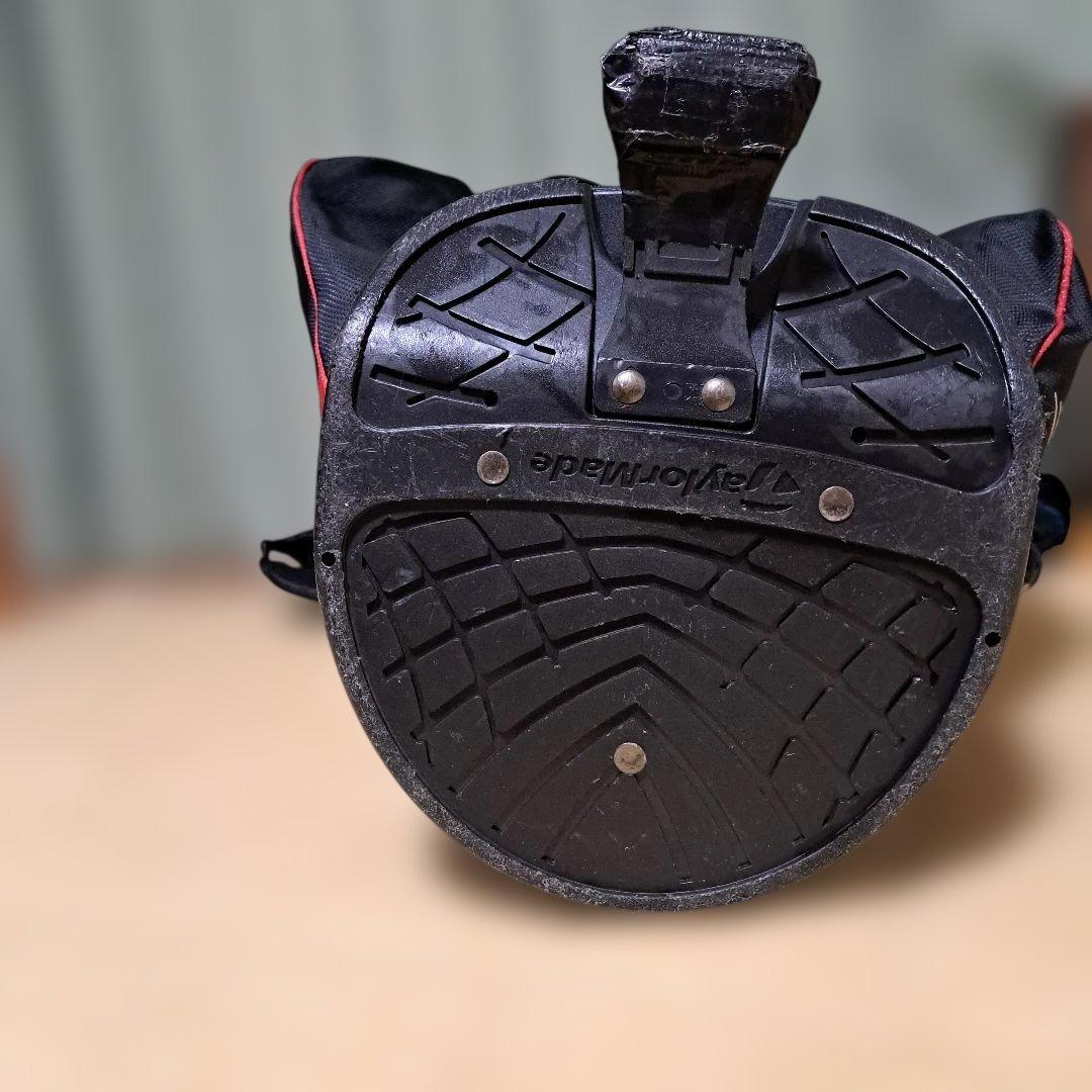 TaylorMade スタンド式キャディバッグ、フード付き。アイアンカバー付き。