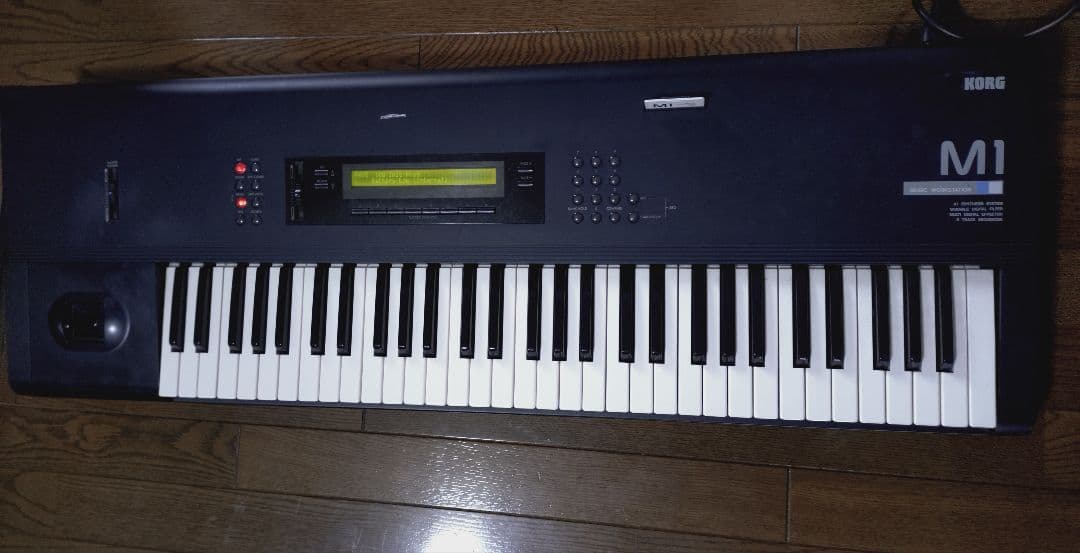 KORG M1　ケースつき