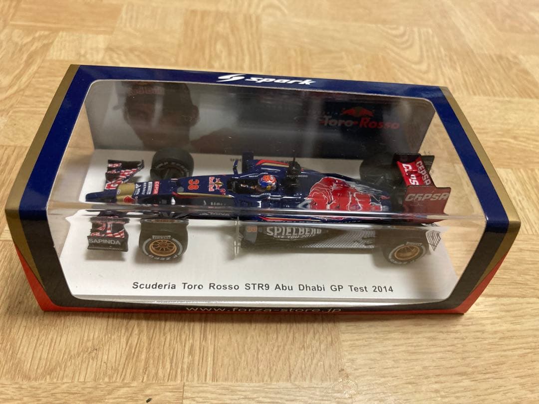 ミニカー Scuderia Toro Rosso STR9 Abu Dhabi Test