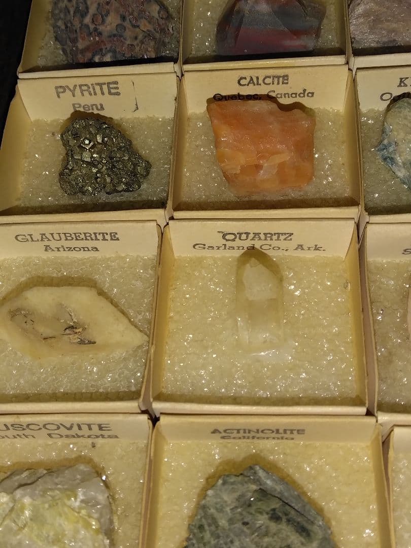 世界の鉱物標本セット　鉱物　鉱石　宝石　天然石　石　28点