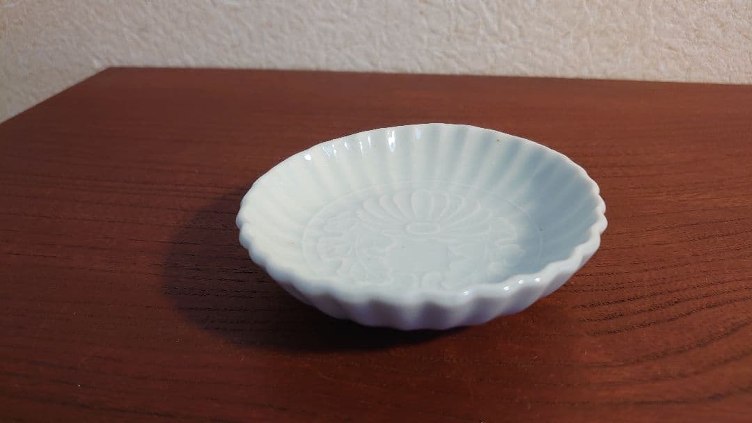 白磁　李朝　朝鮮陶器　陽刻　華の図　アンティーク李朝　古伊万里　初期伊万里　１客