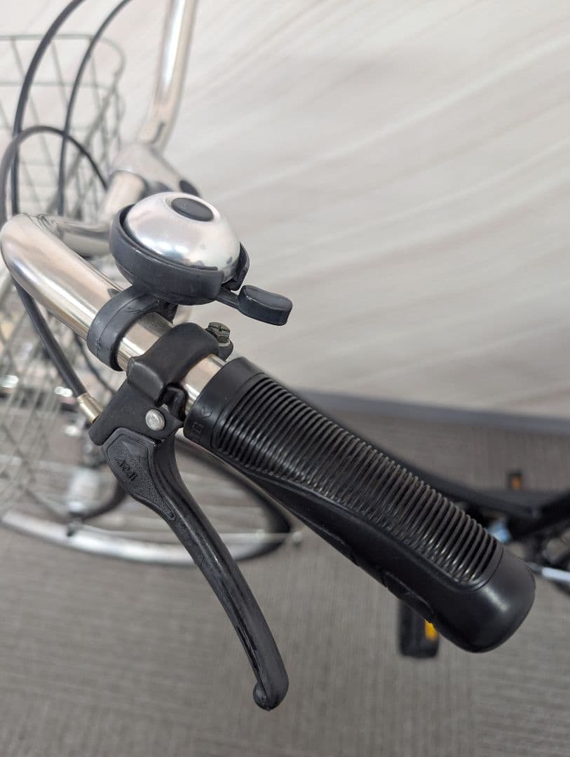 黒いシティサイクル 27インチ 前面バスケット付き、5段ギア、オートライト