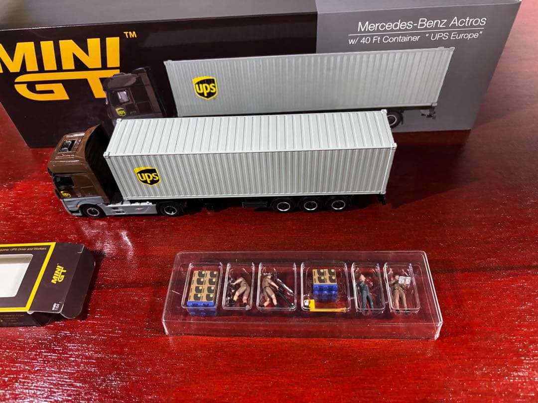 MINIGT No.705 UPSアクトロストラック&UPSフィギュアセット
