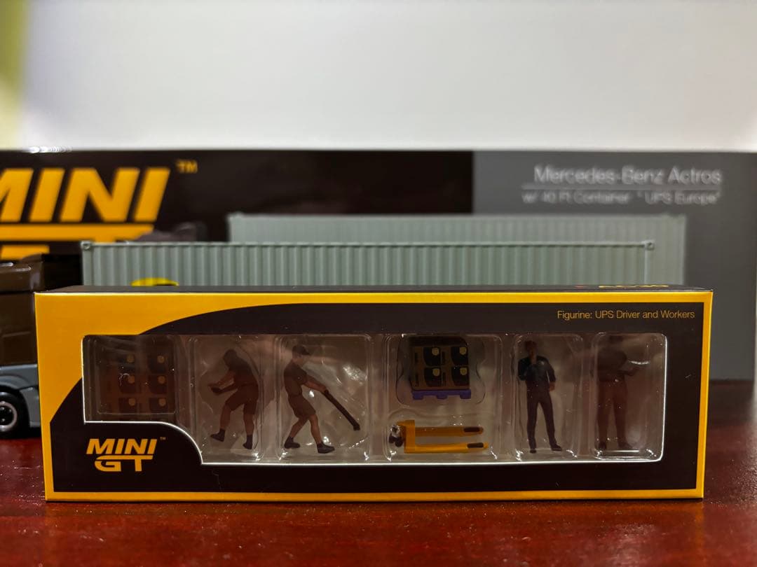 MINIGT No.705 UPSアクトロストラック&UPSフィギュアセット
