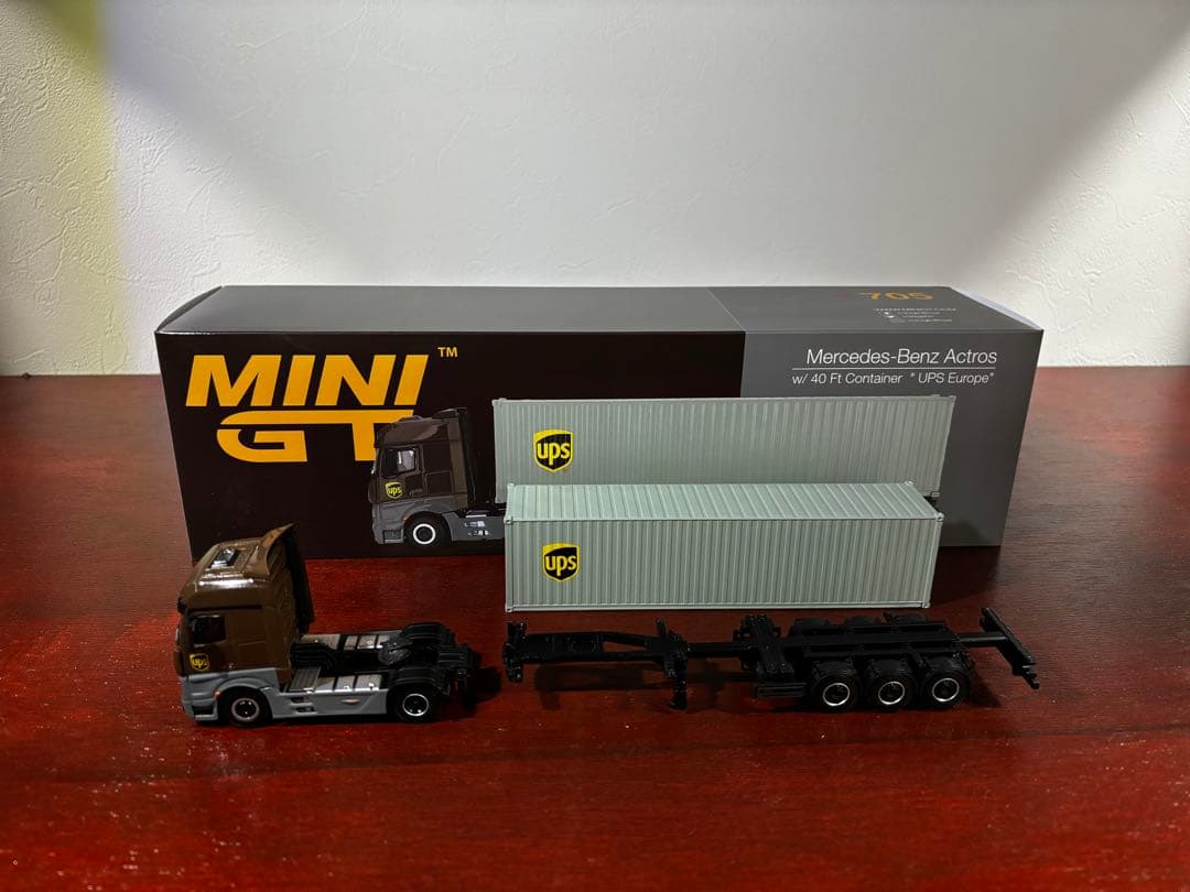 MINIGT No.705 UPSアクトロストラック&UPSフィギュアセット
