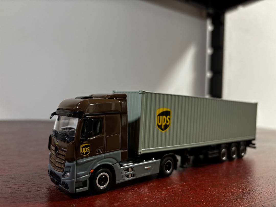 MINIGT No.705 UPSアクトロストラック&UPSフィギュアセット