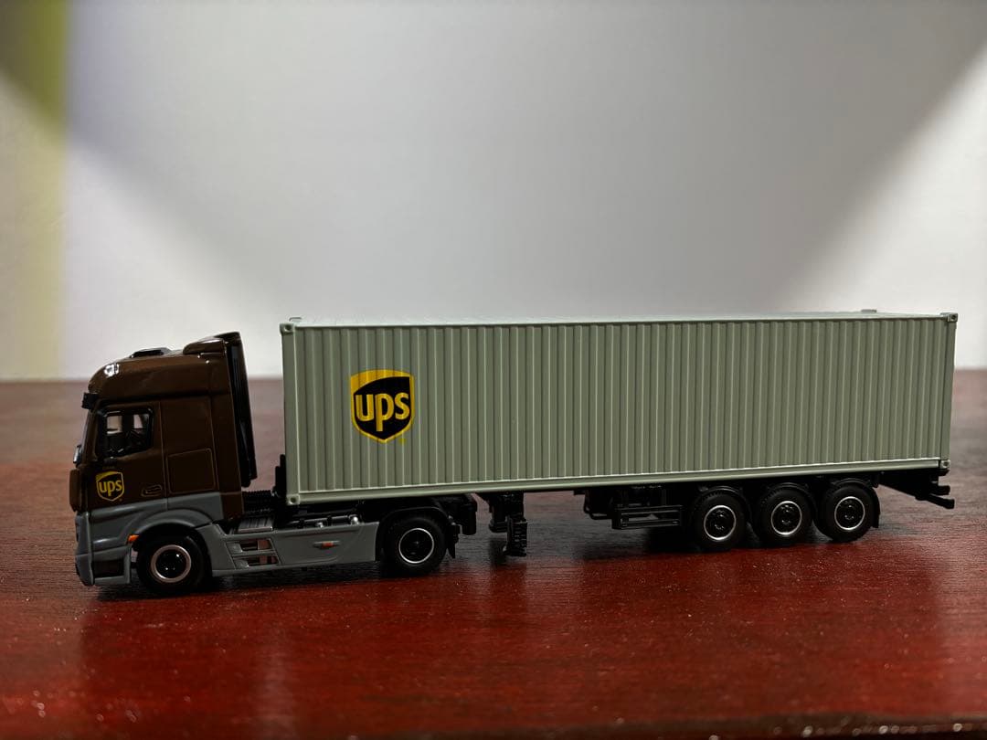 MINIGT No.705 UPSアクトロストラック&UPSフィギュアセット