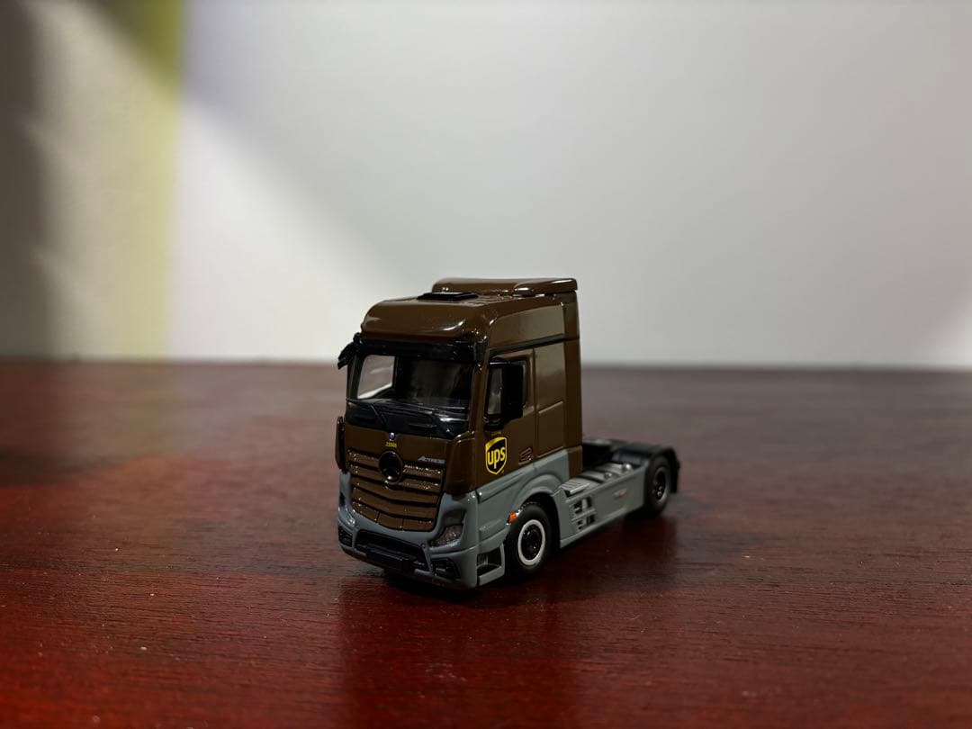 MINIGT No.705 UPSアクトロストラック&UPSフィギュアセット