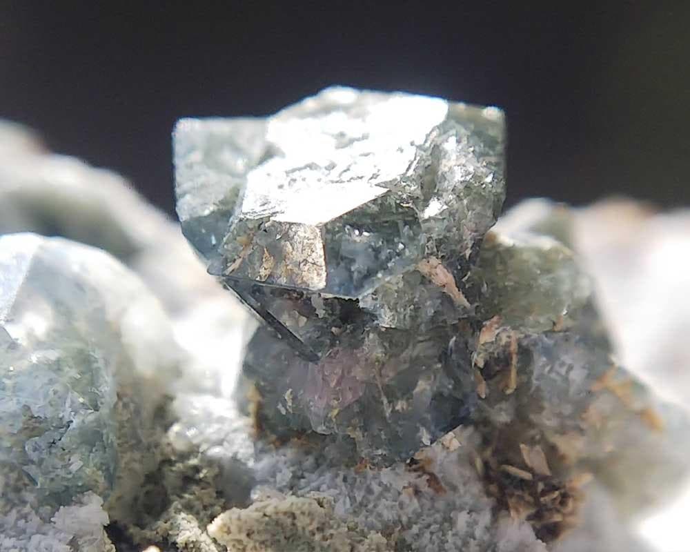 502 ベニトアイト クラスター ジョアキナイト 結晶 原石 母岩付き