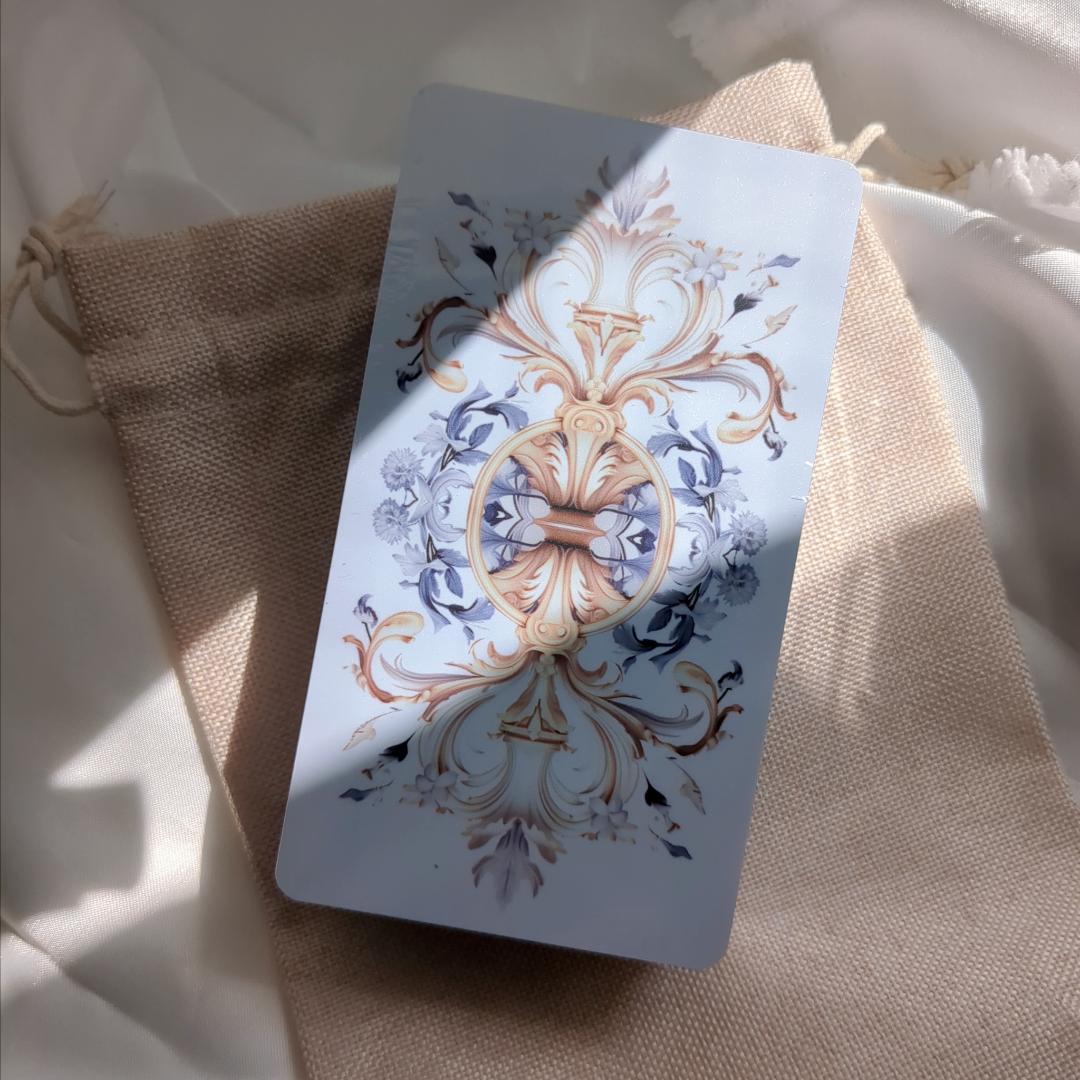 【正規品タロットカード】PVC製✨繊細で美しいイラストの白の宮殿パレスタロット