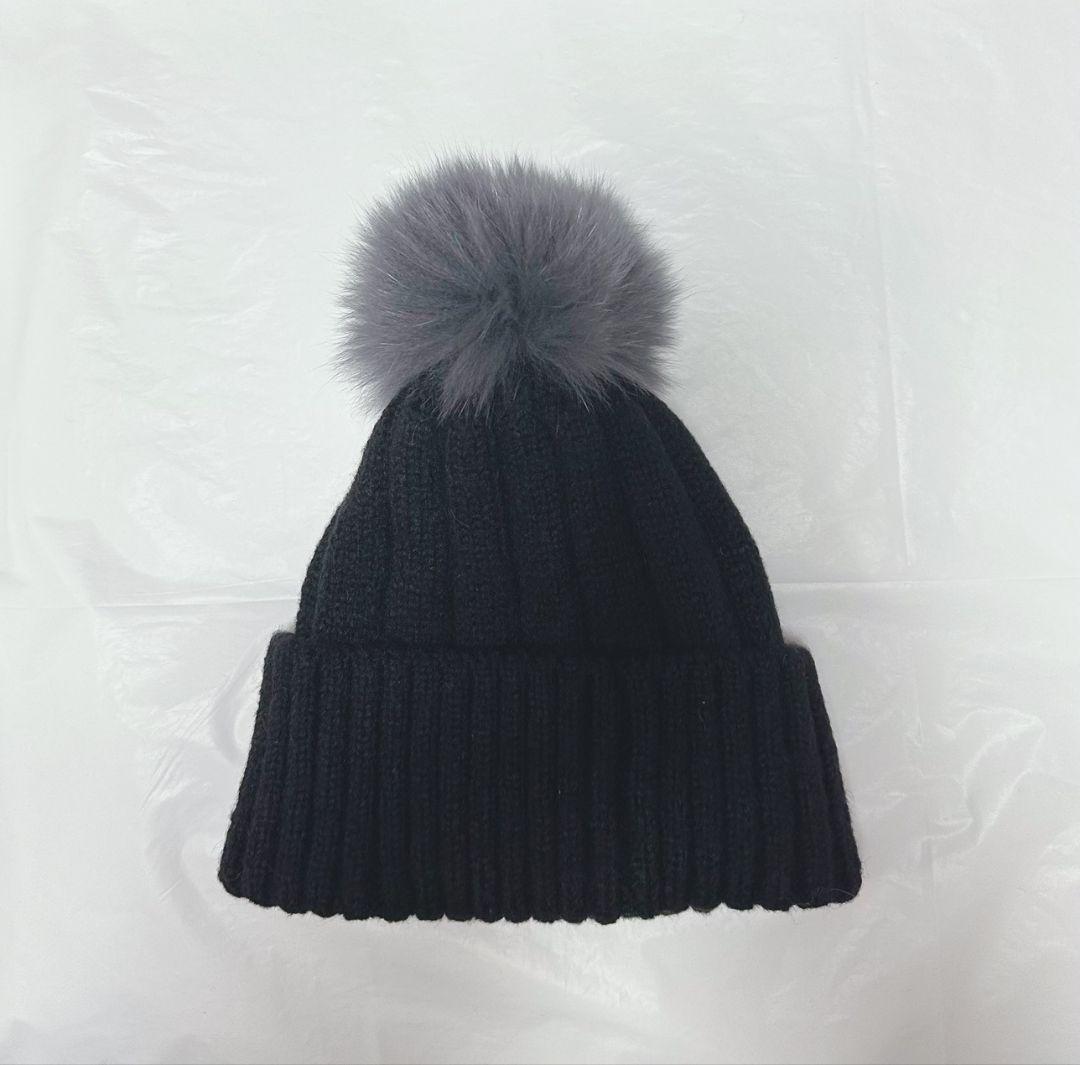 CHANELブラックニット帽ボンボン付き