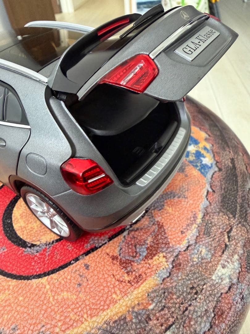 Mercedes-Benz GLA-Klasse ミニカー グレー1/18