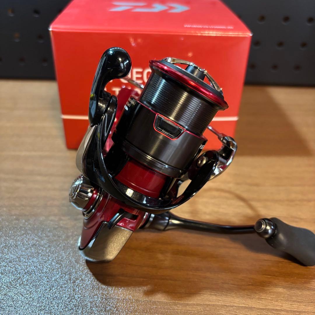 極美品　ダイワ 25 フエゴ LT2000S-XH