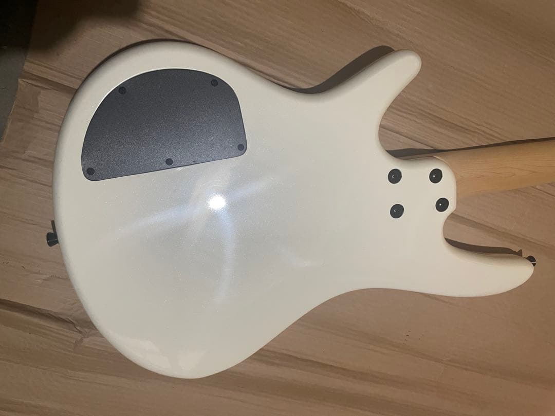 6番Ibanez GIO ホワイトエレキベース