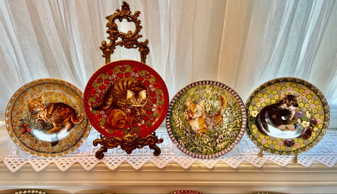 英国 エインズレイ レズリーアンアイボリー 12ヶ月 カレンダープレート 猫