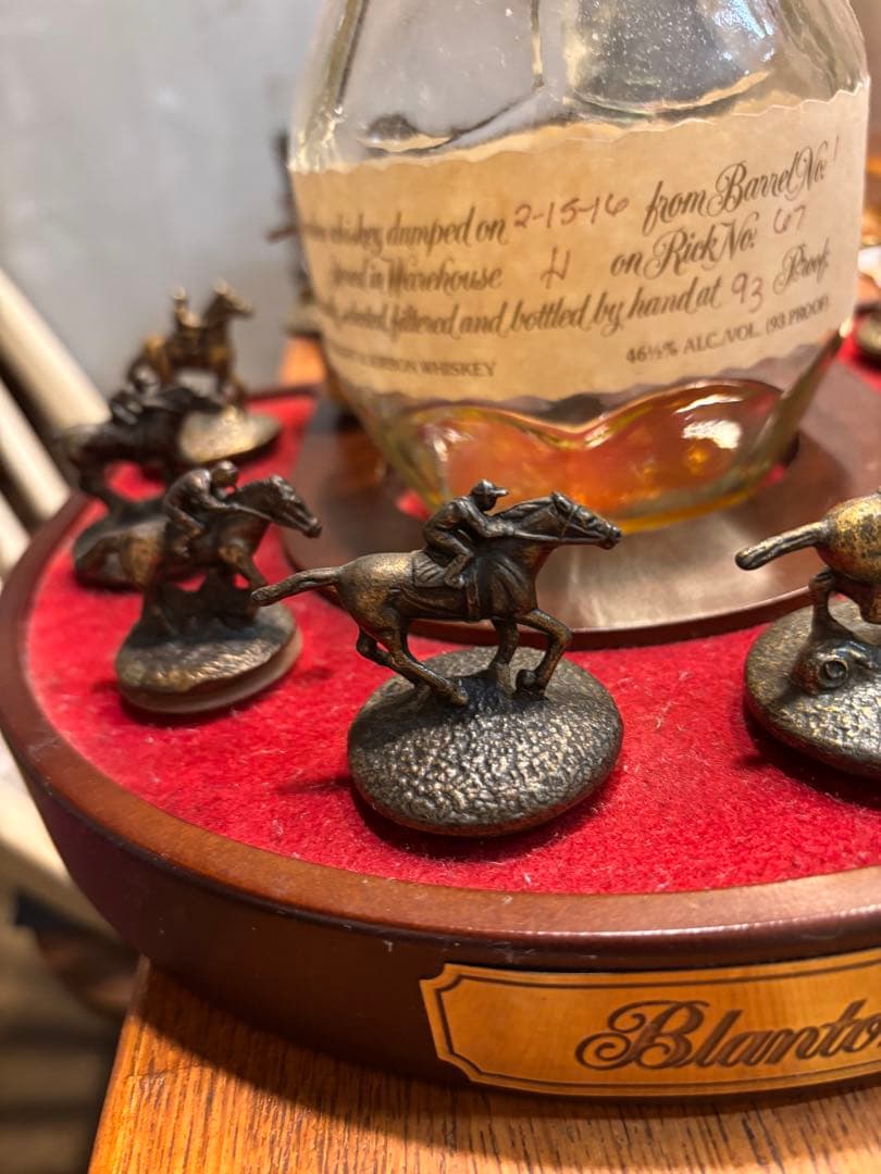 Blanton's ウイスキー空瓶と馬のフィギュア台座セット