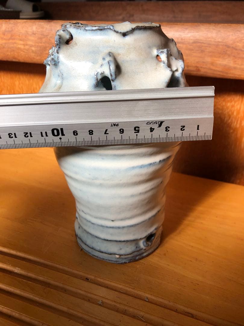 青白色の突起デザイン花瓶 骨董、古美術