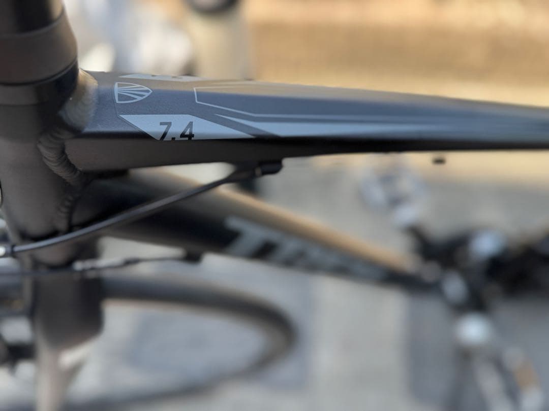 は*る様 【定価8.3万円】マットブラックTrek 大阪府引き取り可能な方限定