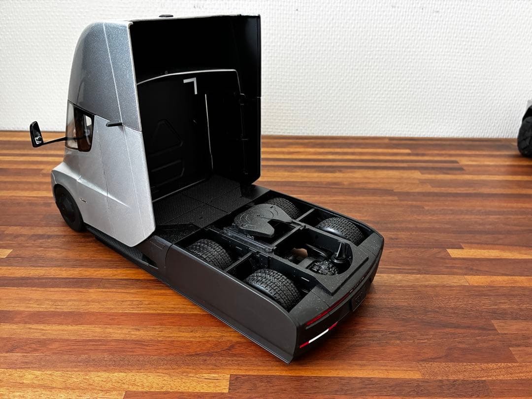 テスラ ミニカー Tesla Semi テスラセミ1:24