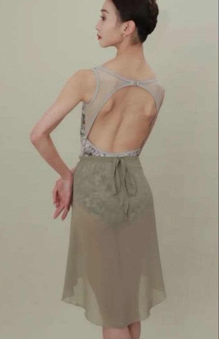 unoaフラワーゲートサンドグレー ノースリーブレオタードMLサイズ