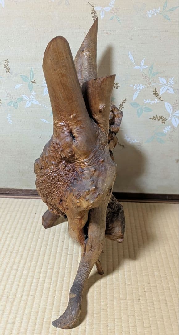 ユニークな木製アートオブジェ