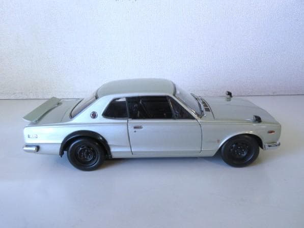 特価 京商 (1/18) 昭和の名車 愛のスカイライン GT-R ライト点灯