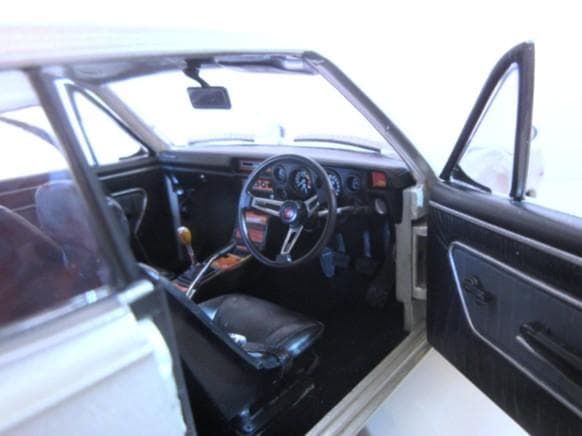 特価 京商 (1/18) 昭和の名車 愛のスカイライン GT-R ライト点灯