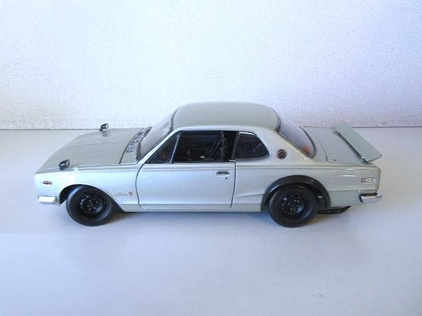 特価 京商 (1/18) 昭和の名車 愛のスカイライン GT-R ライト点灯