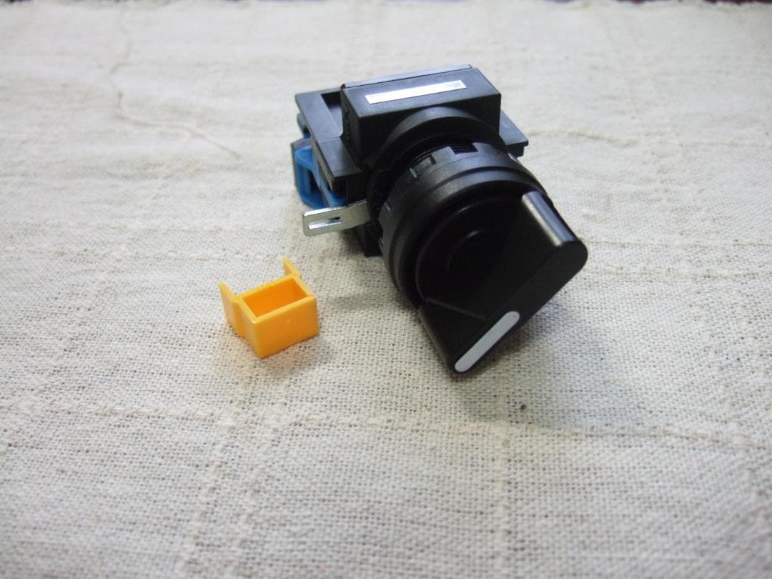 IDEC HW1S-2T10 セレクタスイッチ 20個まとめての出品です。