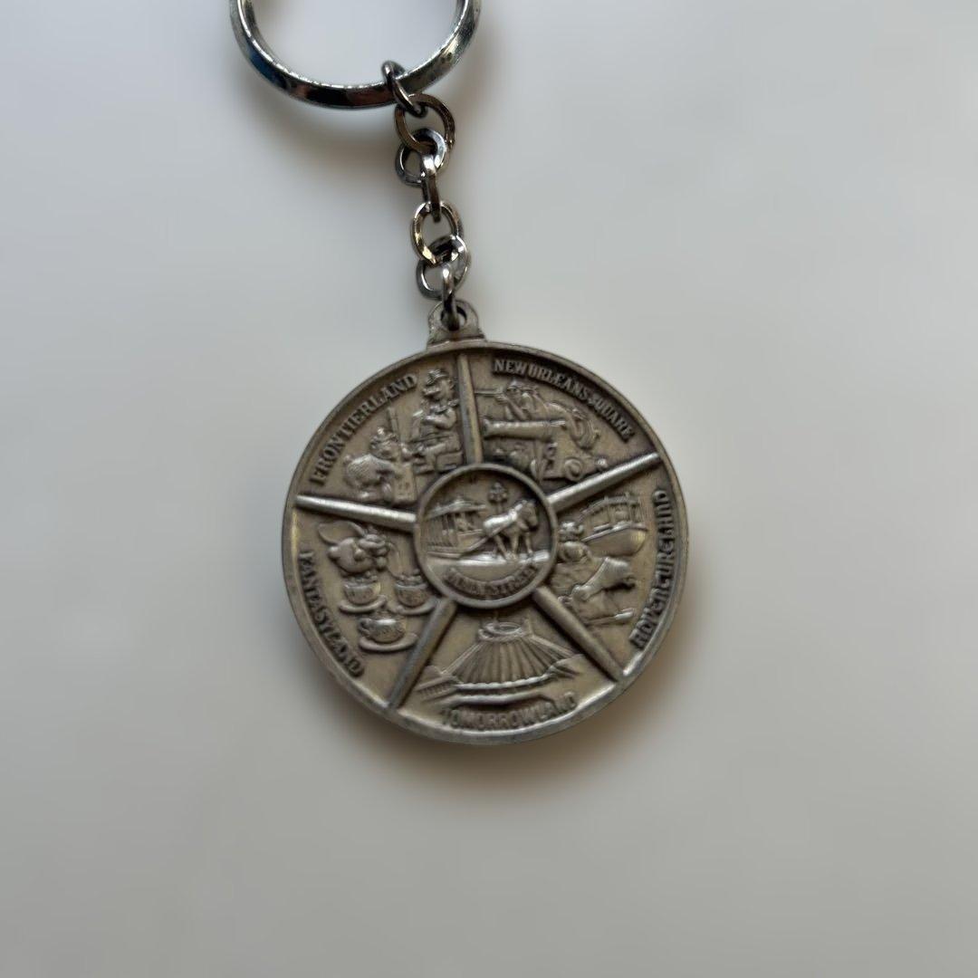 カリフォルニアディズニーランド メタルキーホルダー　1980