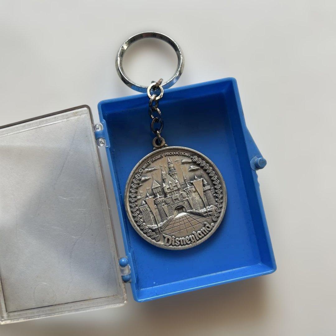 カリフォルニアディズニーランド メタルキーホルダー　1980