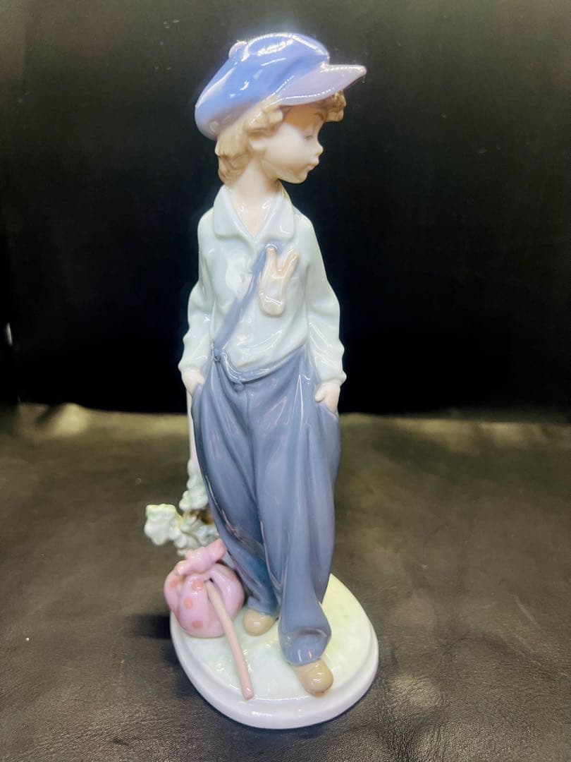 少年の陶器フィギュア