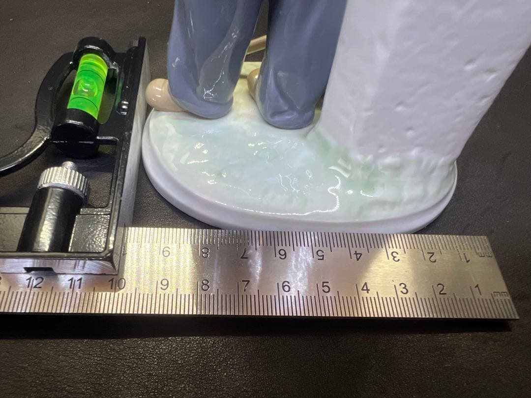 少年の陶器フィギュア