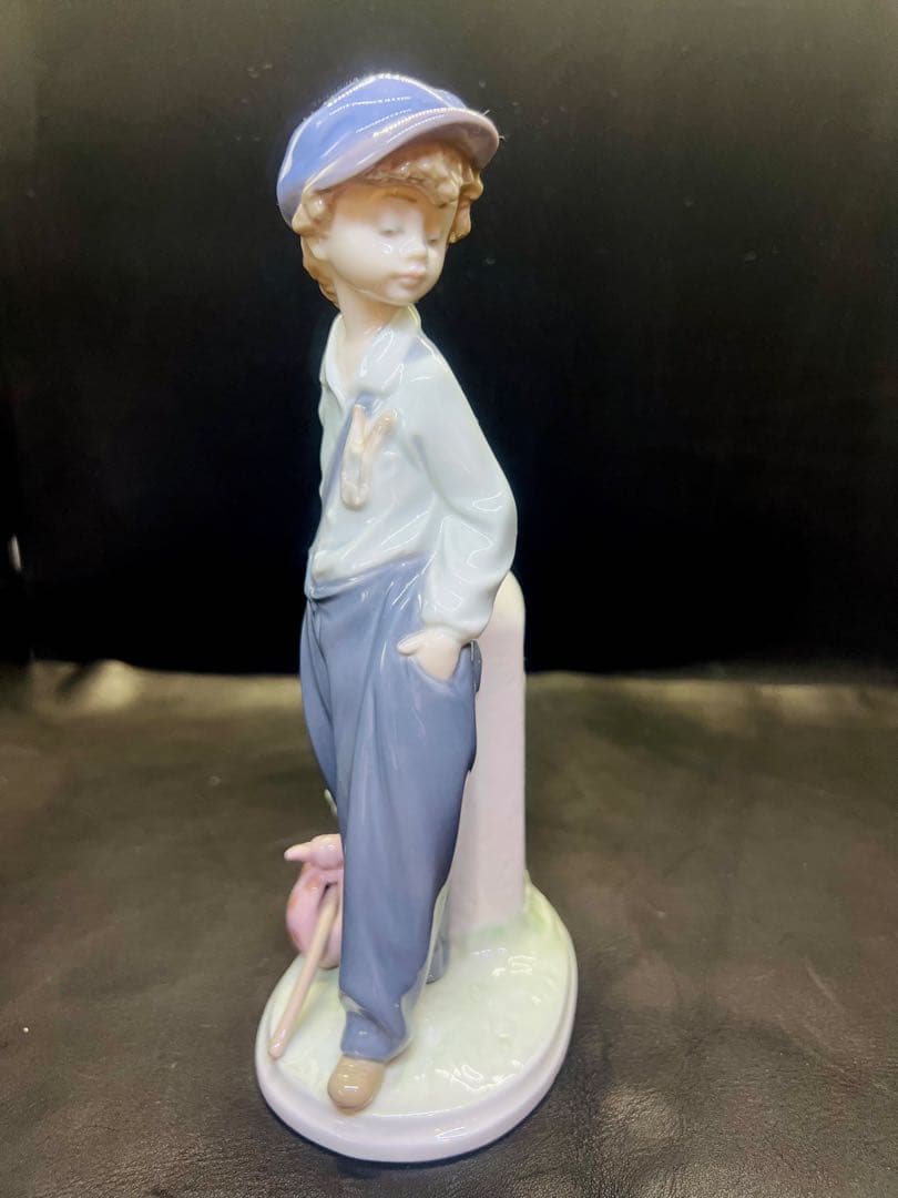 少年の陶器フィギュア