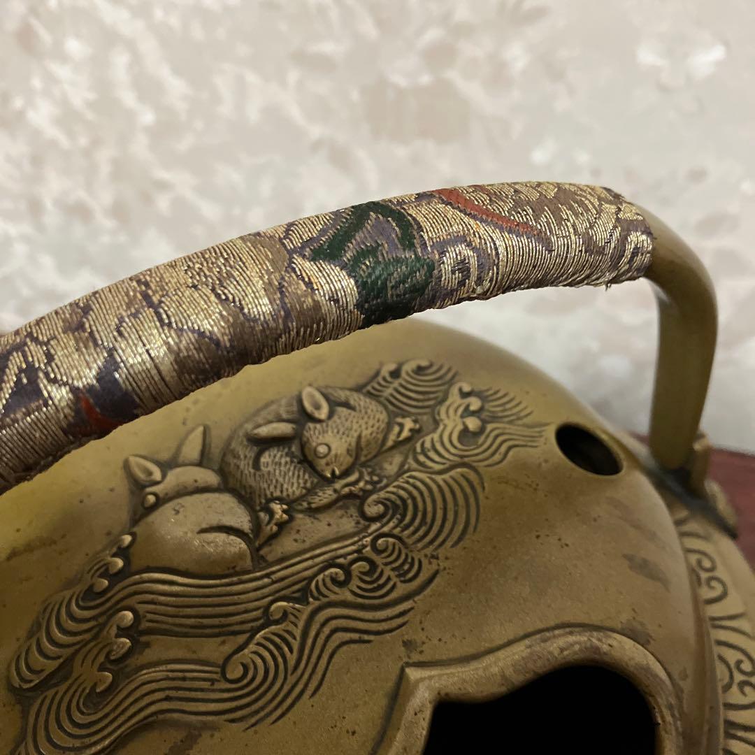 アンティークな黄銅製持ち手付き手焙り（波兎や雷紋などの装飾金工）