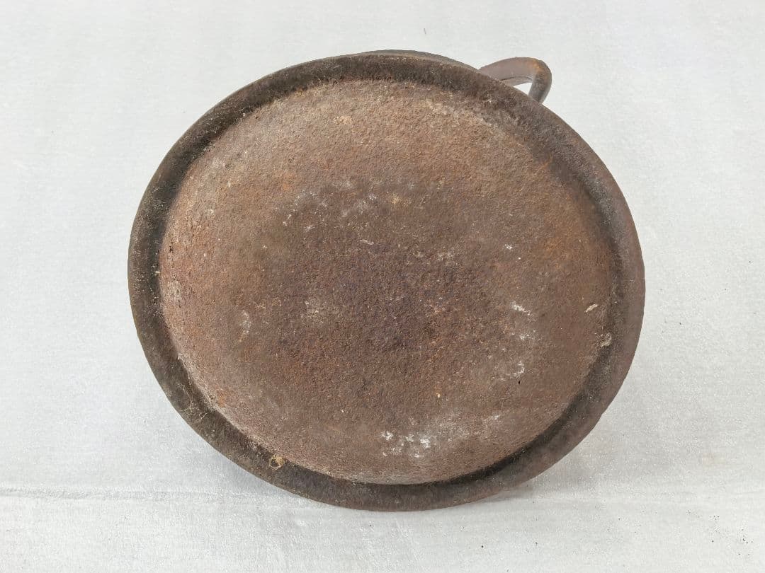 鉄製丸型鉄瓶 彫刻入りハンドル 銀象嵌