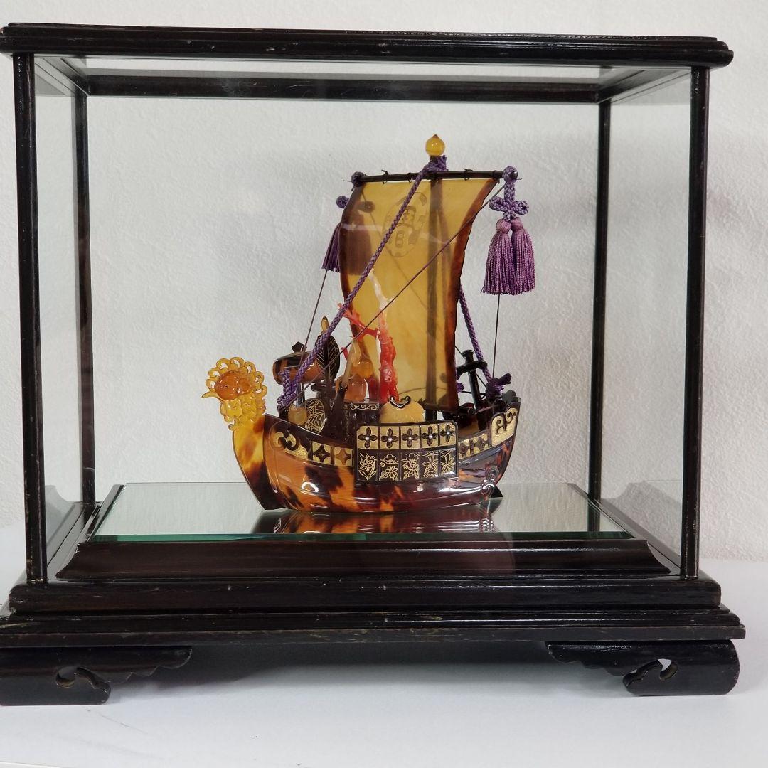 本鼈甲　べっ甲　鳳凰宝船　置物　血赤珊瑚、白珊瑚　ガラスケース　縁起物　オブジェ