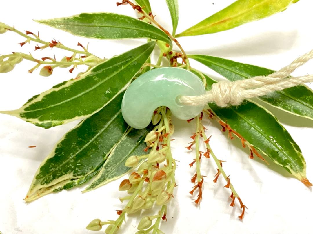 桁違いの極上品質　50年前のガラス質麻紐付保管品　糸魚川翡翠勾玉　鑑別書無し安価