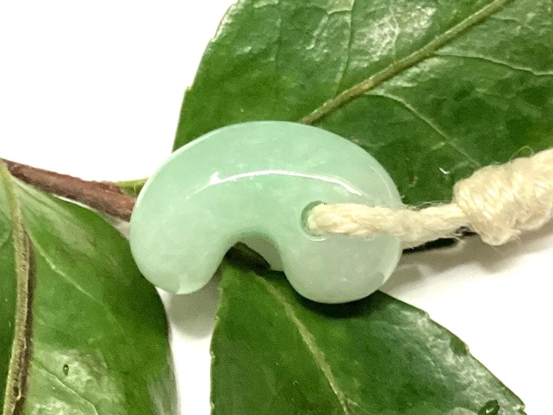 桁違いの極上品質　50年前のガラス質麻紐付保管品　糸魚川翡翠勾玉　鑑別書無し安価