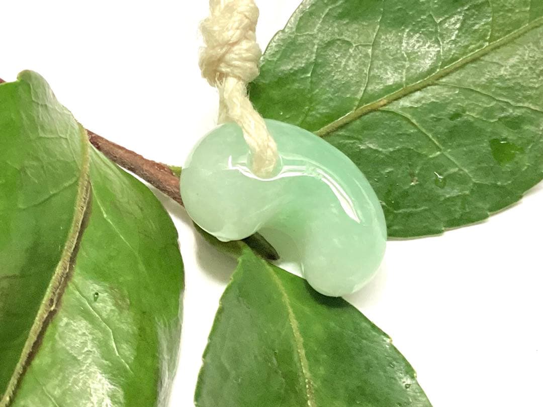 桁違いの極上品質　50年前のガラス質麻紐付保管品　糸魚川翡翠勾玉　鑑別書無し安価