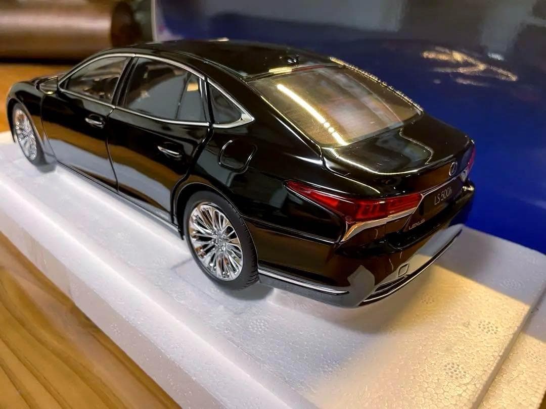 【新品】AUTOartオートアート レクサスLS500h 1/18ミニカー